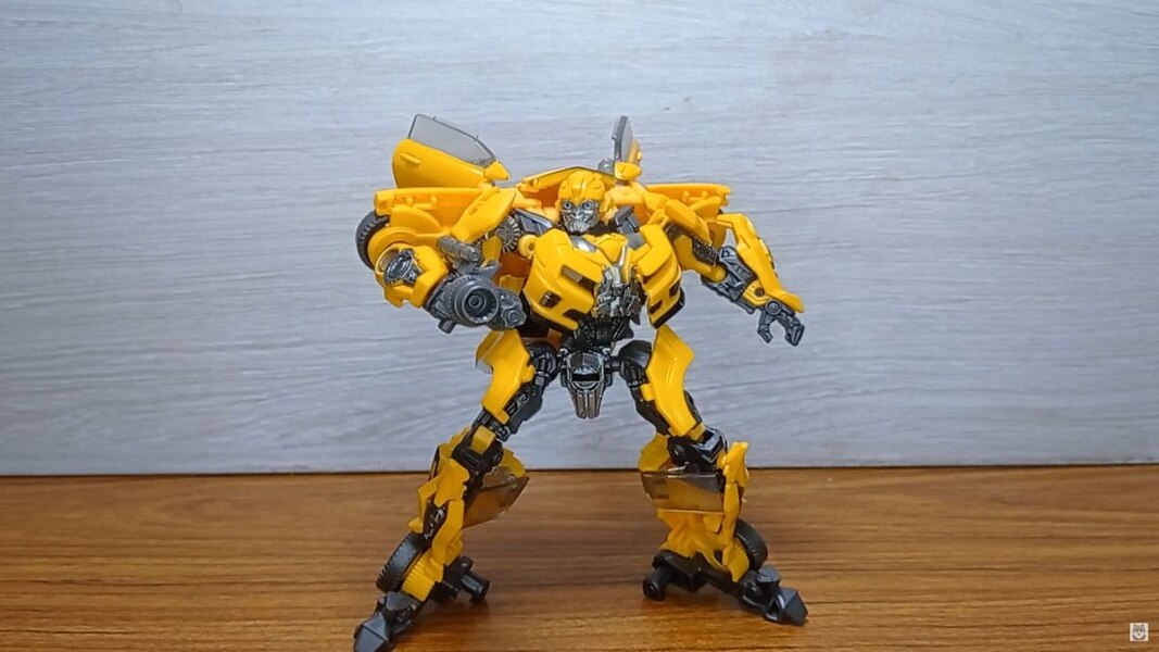 Transformers Studio Series 87 DOTM Bumblebee In Hand Image  (2 of 15)